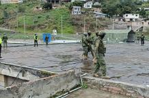 Agentes policiales y militares han retomado el control en la cárcel de Loja.