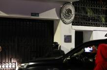 El momento del asalto de la Policía a la Embajada de México en Quito.