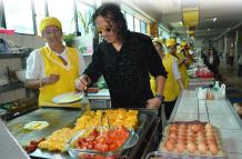 Manolo junto a Marcia Bejarano preparando el plato típico de Ambato, el llapingacho.