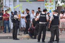 Policías en la captura del sujeto en Manta.