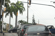 Semáforos apagados en una intersección de Lomas de Urdesa.
