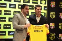 Antonio Álvarez presentó a Ismael Rescalvo como nuevo DT de Barcelona SC.