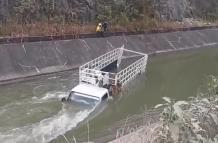 El camión cayó al agua a las 03:00 y fue sacado seis horas después.