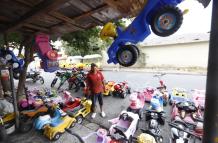 1. Miguel Bolaños tiene a la venta aproximadamente 100 carros, motos y monopatines de niños.