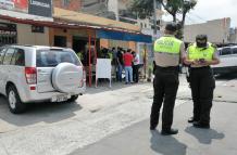 Un grupo de agentes estaba en un un local de comidas cuando un sujeto armado los sorprendió.