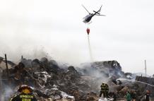 Un helicóptero de aeropolicial ayudó a controlar las llamas lanzando aguas desde el cielo.