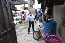 Con pesar, el padre de la víctima mira el lugar  donde cayó herida su hija.