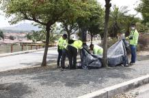 Cerca al cuerpo de Jéssica Beltrán Vargas quedó su cartera. Policía de la Dinased y Criminalística recabaron indicios.