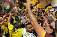 Hinchas celebran a Barcelona en el centro de Guayaquil.