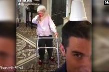 Abuelita aún tiene puntería.