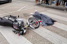 Steven Quimí iba en su motocicleta cuando cayó a la calzada y fue arrollado por un bus.