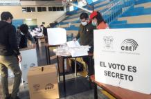 Miembros de las Juntas Receptoras del Voto armaron todo para que la gente empiece a sufragar.