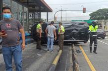 El carro donde iba el fiscal quedó 'patas arriba'.