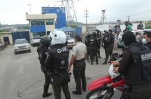 Después de las nueve de la mañana de ayer aumentaron el número de agentes policiales para el control en los centros carcelarios de Guayaquil.