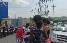 Los familiares de los reos llegaron a la cárcel de Guayaquil para tener información de sus parientes.