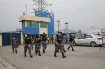 Militares en los exteriores de la Penitenciaría del Litoral en Guayaquil.