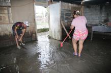 a mañana de ayer Magali Jama y su  esposLo sacaban el agua que ingresó a su casa. Ellos perdieron colchones y electrodomésticos.