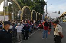 Se pudo apreciar una larga fila para votar en el centro universitario.