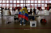 Miles de personas acuden a votar hoy, 11 de abril de 2021, en el Pabellón de Cristal de la Casa de Campo (Madrid) con motivo de las elecciones que celebra el país sudamericano.