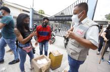 Varios votantes y comerciantes utilizaban de manera equivocada las mascarillas