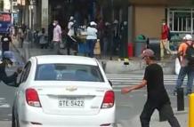 El aguatero distrae al conductor para que su cómplice meta la mano dentro del carro y se lleve el celular.