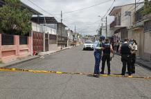 El cuerpo del presunto delincuente quedó junto a la vereda. Policía, ATM y CTE en el lugar del hecho.