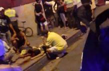 Las víctimas quedaron sobre la vereda. Moradores están asustados.