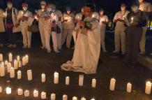 El personal médico y los familiares de los pacientes internados por la pandemia se unen oración.