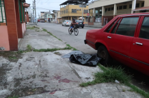 La víctima se encontraba junto a un vehículo en el momento en que fue atacado por motorizados