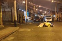 En esta esquina fueron baleadas cuatro personas, mientras jugaban naipes. La Policía llegó al sitio del suceso.