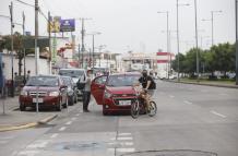 Multas. En el centro de la urbe los conductores son multados por estacionar a doble columna.