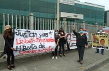 La mamá de Lisbeth Baquerizo realizó un plantón para pedir la celeridad y transparencia en la investigación.