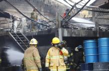 El Cuerpo de Bomberos trabaja en el lugar, ubicado frente al mercado San Francisco de Asís, en Mapasingue Este.