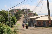 Moradores hablan con recelo de lo que ocurre dentro del cerro Las Cabras. Evitan dar sus nombres.