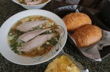 El encebollado de albacora es un plato insignia de los guayacos.