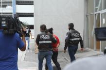 La progenitora fue capturada en su domicilio y luego llevada a la Fiscalía de Flagrancia en el Cuartel Modelo de Guayaquil.