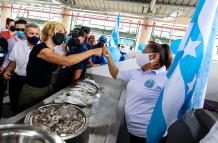 Cynthia Viteri muestra cómo ejercita sus brazos.