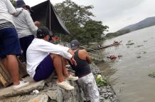 El hallazgo ocurrió aproximadamente a las 07:30 de este lunes 9 de agosto. El cadáver estaba envuelto entre los lechuguines y fue llevado hasta la orilla por los canoeros del sector.