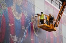 Trabajadores removieron la imagen de Lionel Messi de un mural.