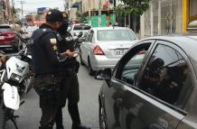 La policía realiza operativos en el lugar donde asaltaron a una farmacia.