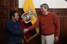 El presidente (d) y el alcalde saludan en la oficina del jefe de Estado en Carondelet.