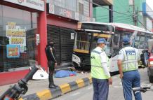 Los cuerpos de las dos mujeres quedaron debajo del bus. La chica falleció en el lugar.