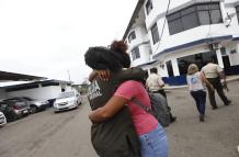 La madre de los niños afectados recibe un abrazo de consuelo por parte de la agente de la Unipen que ayudó en la captura de la madrastra y el padre.