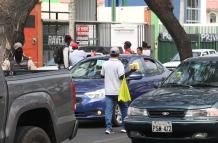 El hecho ocurrido en este sector de Guayaquil fue captado por transeúntes y se observa cuando el extranjero amenaza con un cuchillo.