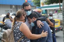 Tomás Obando, padre del niño asesinado,  recibe  el consuelo de sus seres queridos.