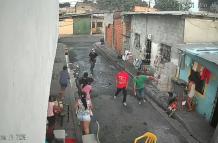 Los malandrines vestía camiseta verde, otro roja y un tercero camiseta negra. Todos estaban armados.