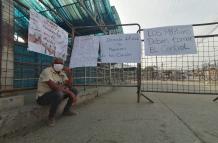 En los exteriores del centro carcelario quedaron algunos carteles elaborados por allegados de los reos.