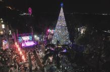 Este martes 16 de noviembre se encendió el árbol navideño de Guayaquil.