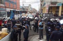 Los disturbios se habrían originado porque los metropolitanos desalojaron a los vendedores que se agolpan sobre las veredas de este sector de la ciudad.