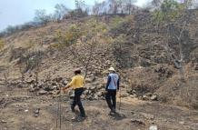 Trabajos. Bomberos realizaron un peritaje en el sitio para evaluar los daños.